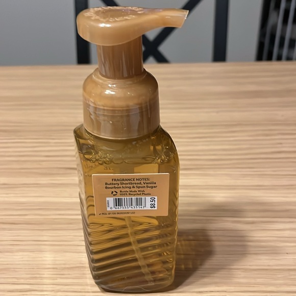 Bath & Body Works Gentle Foaming Hand Soap. Merry Cookie. - Picture 3 of 3